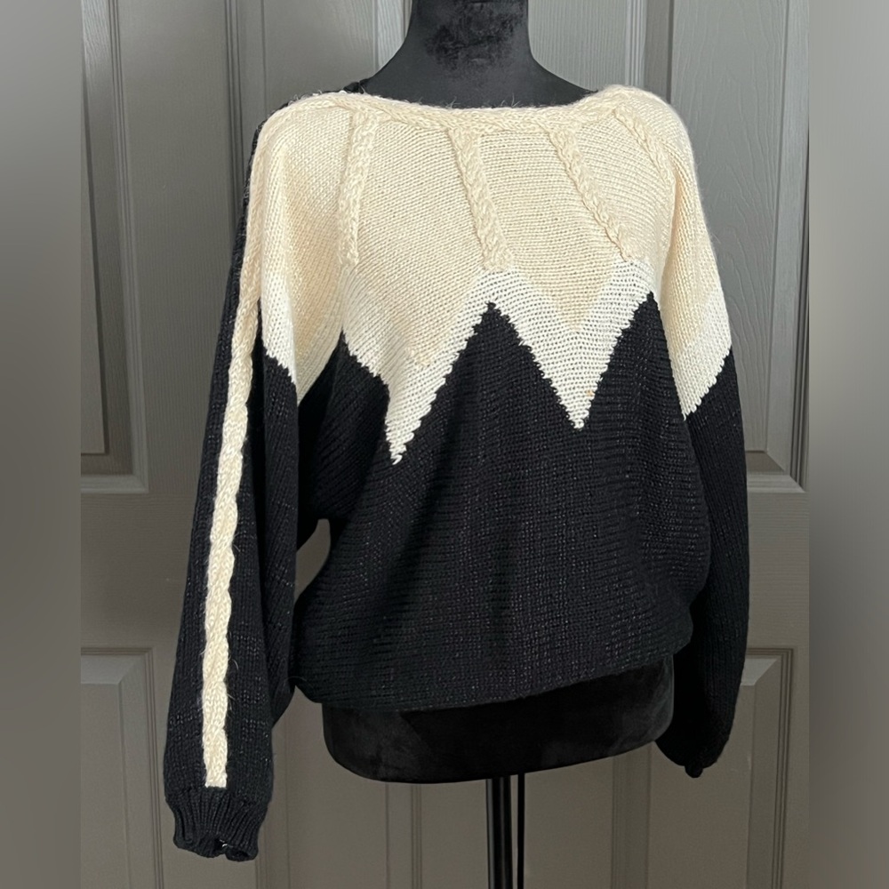 Vintage 80s/90s Women’s Black and White Chevron Sweater